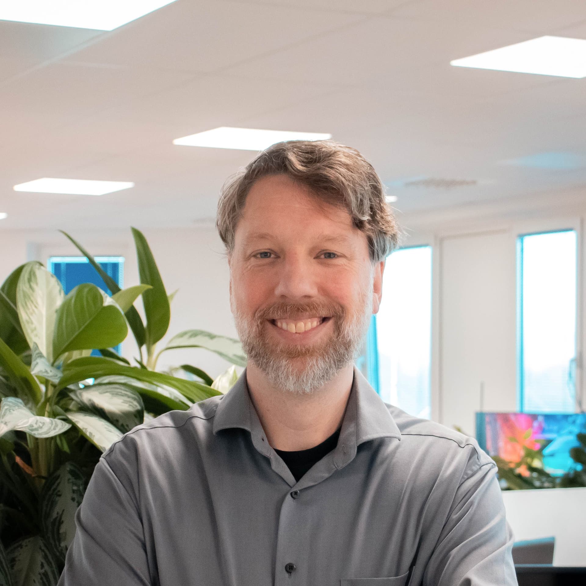 "In deze sector werken we veel voor ontwikkelaars. Zij hebben gedurende een langere periode (vergunning, voorbereiding en begeleiding van de aanbesteding, ontwerp en realisatie) behoefte aan civieltechnische adviseurs. We ondersteunen hen met bijvoorbeeld haalbaarheidsstudies, tekeningen, technische eisen, raakvlakmanagement en review van ontwerpen van de aannemer. Hierbij houden we steeds de technische kwaliteit én de uitvoerbaarheid in het oog. We merken dat klanten daardoor bij ons terugkomen en graag met ons samenwerken."